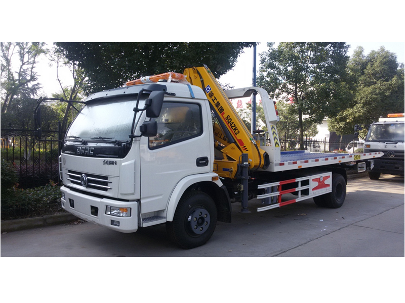 Dongfeng Duolika Flatbed Car Towing Wrecker Truck with XCMG Crane